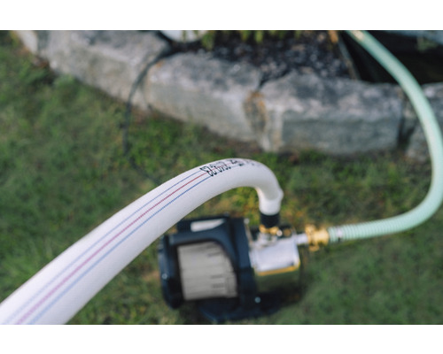 Zahradní čerpadlo se zahradní hadicí venku