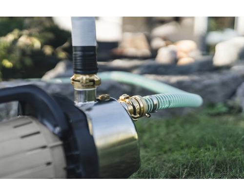 Zahradní čerpadlo s připojenými hadicemi venku