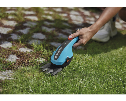 Akumulátorové nůžky na trávu Gardena v provozu pro sekání trávy