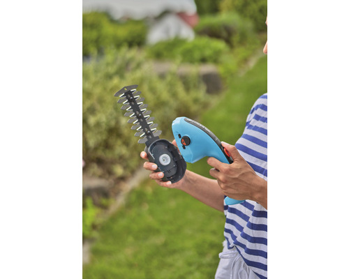 Zahradní nůžky na stříhání živých plotů na zahradě