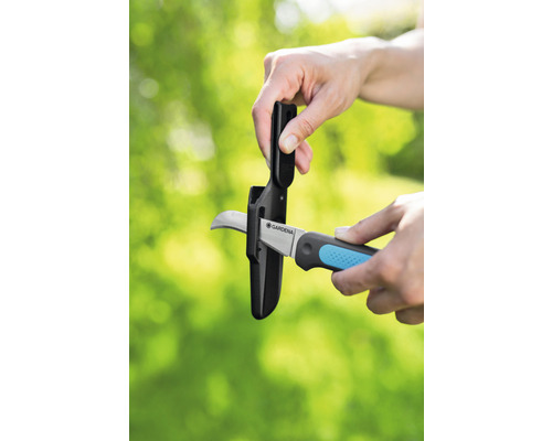 Zahradnické nůžky s ochranou čepele vložené do ochranného pouzdra