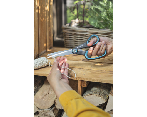 Osoba stříhá provázek zahradnickými nůžkami Gardena.