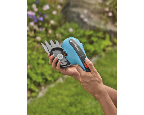 Akumulátorové nůžky na trávu Gardena s nasazeným chráničem nožů držené v rukou