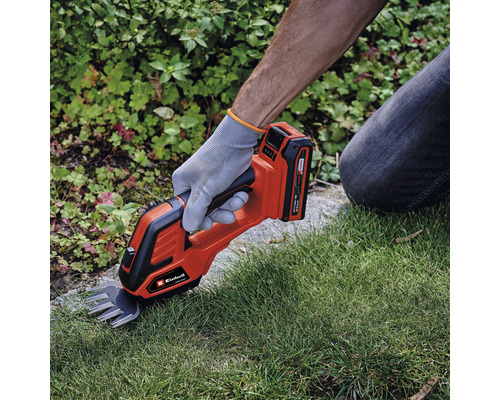 Akumulátorové nůžky na trávu používané pro údržbu trávníku