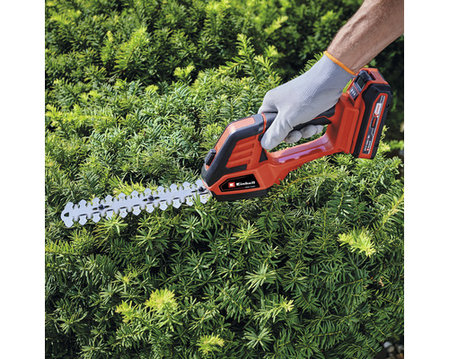 Akumulátorové nůžky na živý plot se používají ke stříhání živého plotu