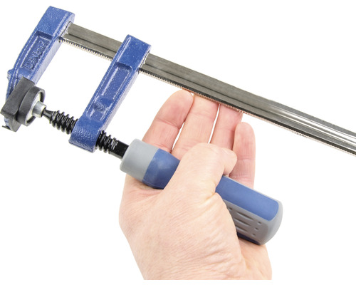 Ruka drží šroubovou svěrku