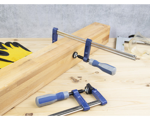 Dřevěná deska se šroubovými svorkami na pracovním stole