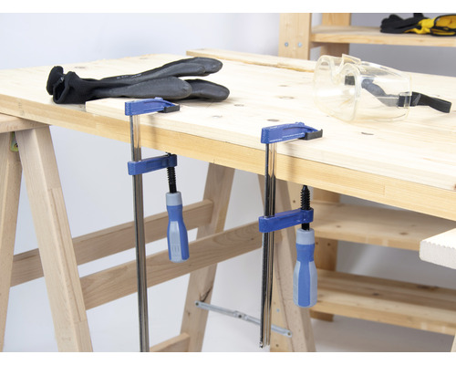 Pracovní stůl se šroubovacími svorkami, ochrannými brýlemi a pracovními rukavicemi