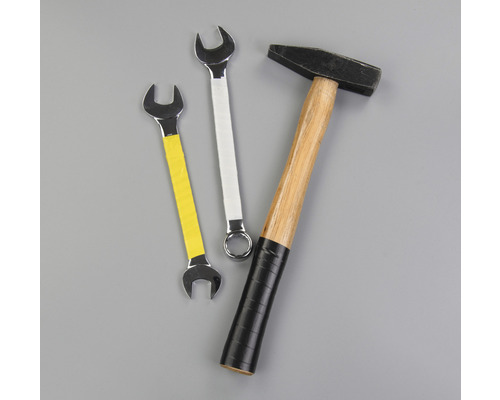 Sada nářadí s kladivem a klíčem