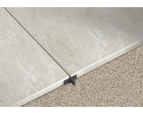 Dlaždice s křížkem na štěrkovém podkladu