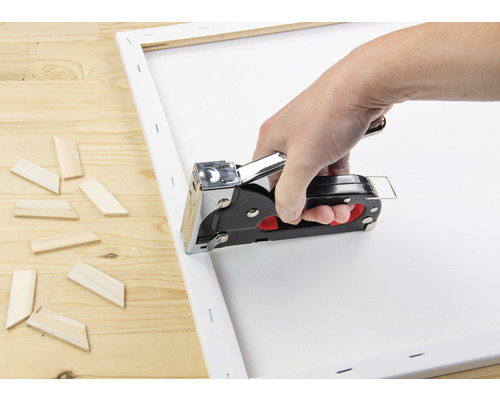 Plátno s napínacími kleštěmi a dřevěnými klíny