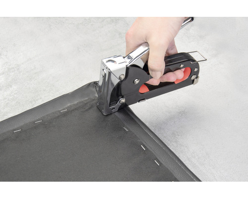 Manipulace se sešívačkou pro upevnění látky