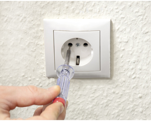 Zásuvka je kontrolována fázovou zkoušečkou.