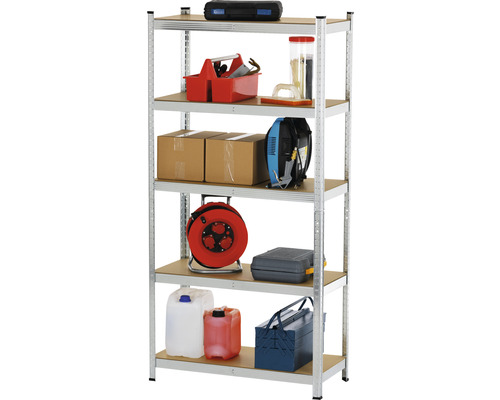 Regál s pěti policemi a různými předměty