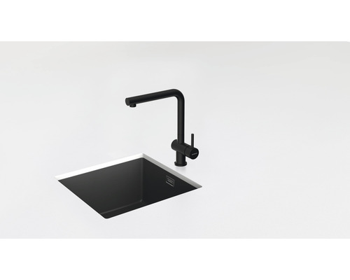 Černý dřez s vodovodní baterií na kuchyňské desce