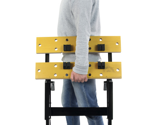 Muž nese pracovní stůl