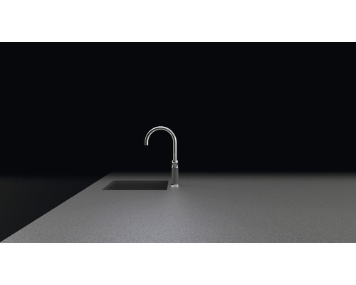 Kuchyňská vodovodní baterie z kovu vedle dřezu