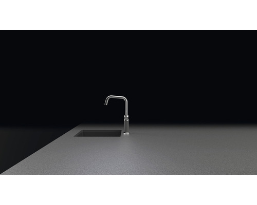 Dřezová baterie na pracovní desce vedle dřezu