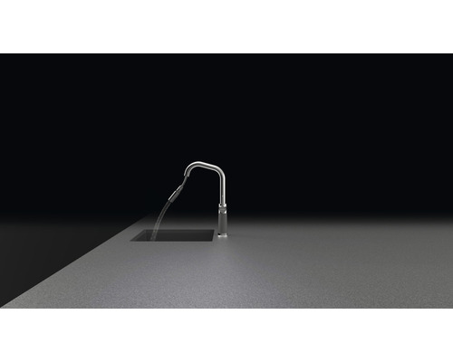 Vodovodní kohoutek s proudem vody v umyvadle