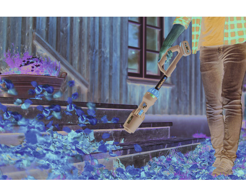 Osoba používá akumulátorový vysavač listí k odstranění listí ze schodů.