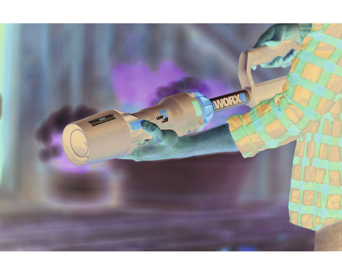 Osoba drží foukač listí značky WORX