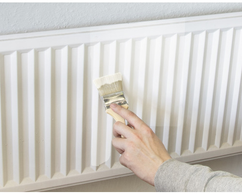Natírání radiátoru štětcem
