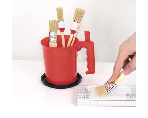 K natírání dřeva se používají štětce a držák štětců