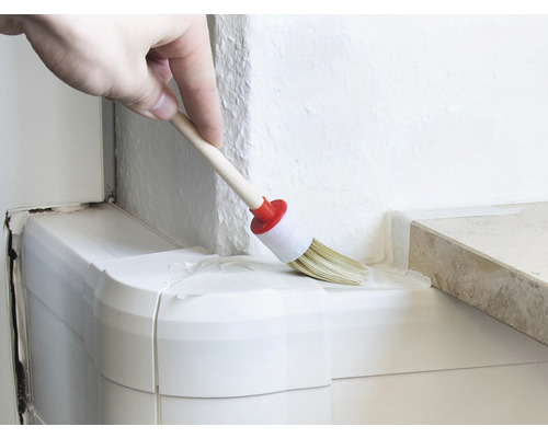 Osoba maluje roh kulatým štětcem.