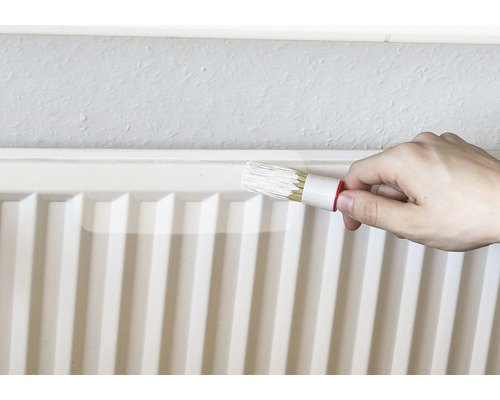 Radiátor natřený štětcem na radiátory