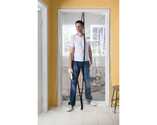 Muž stojí ve dveřích s protiprachovými dveřmi