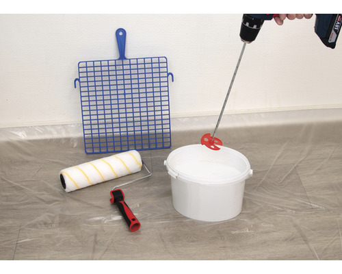 Míchač barev na vrtačce, kbelík s barvou, váleček na malování, mřížka na otírání a krycí fólie na malířské práce.