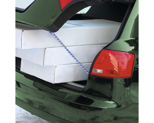 Zabezpečení nákladu gumovým lanem v kufru auta s několika kartony.