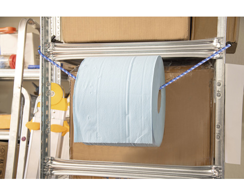 Role papírových ručníků zavěšená na regálu