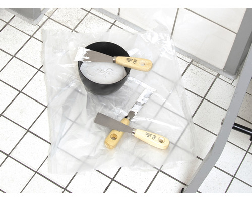 Mísa s tmelem a dvě špachtle na fólii