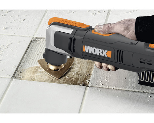 Logo společnosti Worx. Multifunkční nástroj používaný k odstraňování dlaždic