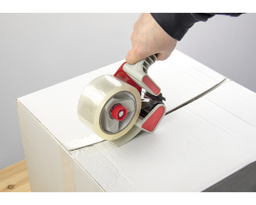 Kartón je uzavírán odvíječem lepicí pásky