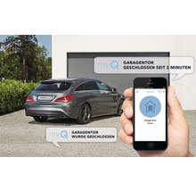 Aplikace pro chytré telefony pro ovládání garážových vrat s autem před garáží