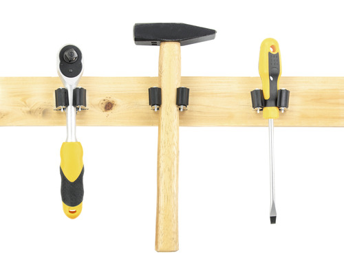 Kladivo, šroubovák a ráčna na liště na nářadí