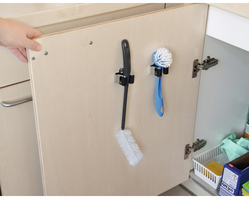 Dvířka kuchyňské skříňky s připevněnými držáky kartáčů a kartáči