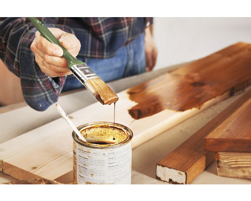 Nanášení lazury na ochranu dřeva štětcem na dřevěnou desku