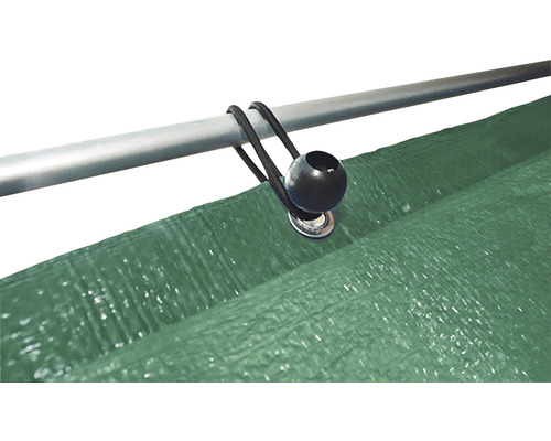 Detail plachty připevněné k trubce pomocí gumového lana