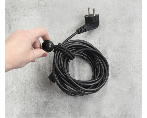 Stočený elektrický kabel se zástrčkou a stahovací páskou