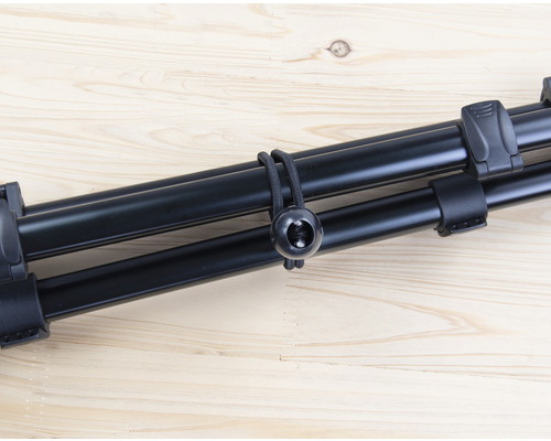 Nohy stativu svázané gumičkou