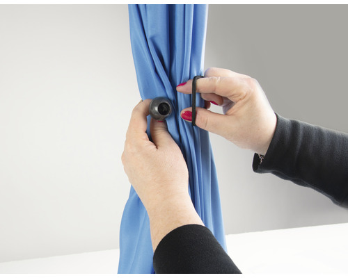 Záclona s upevňovacím příslušenstvím