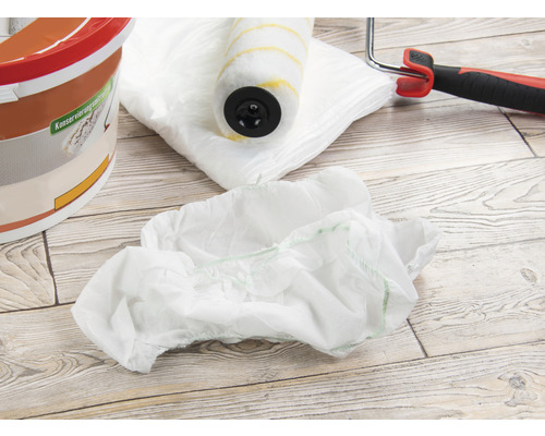 Kbelík s barvou, váleček na malování, krycí plachta a návleky na boty pro renovační práce