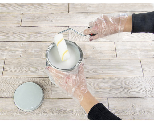 Kbelík s barvou, váleček a rukavice