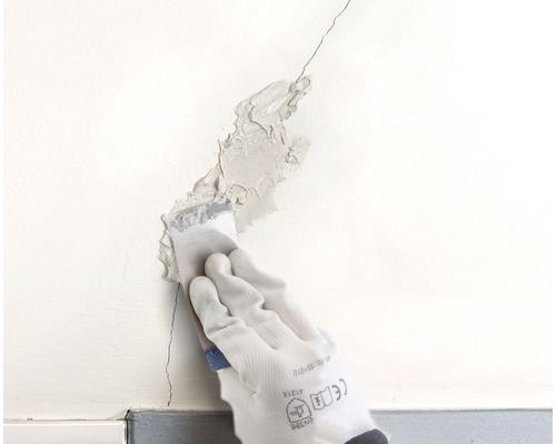 Trhlina ve zdi se vyplňuje špachtlí.