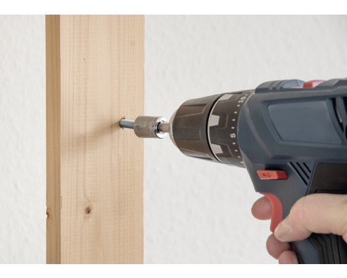 Akumulátorový šroubovák šroubuje šroub do dřeva