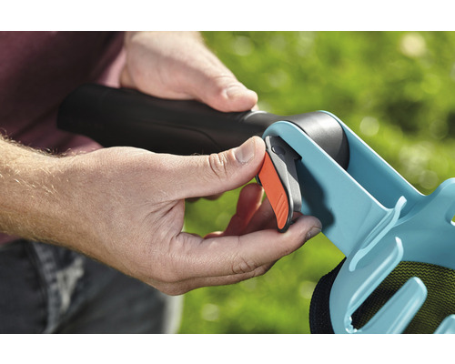 Osoba ovládá spoušť na sběrači listí.