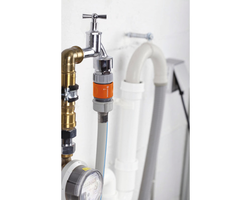 Adaptér na vodovodní kohoutek Gardena připevněný k vodovodnímu kohoutku